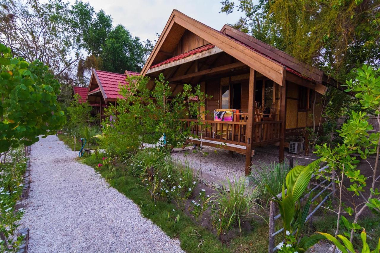 Maryan Moyo Bungalows & Resto Moyo Island Extérieur photo